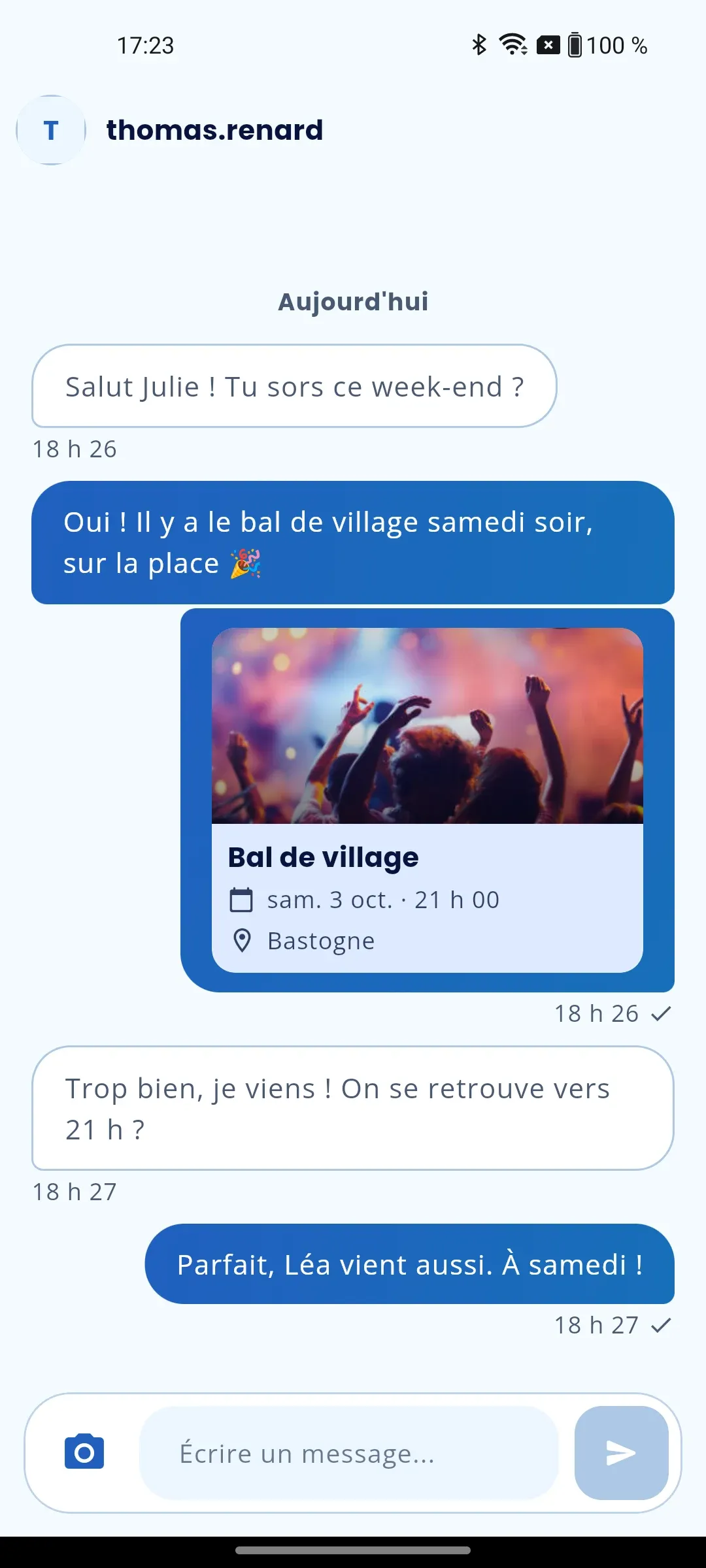 La messagerie de Wherely : une conversation entre deux contacts, où le « Bal de village » est partagé en un geste.